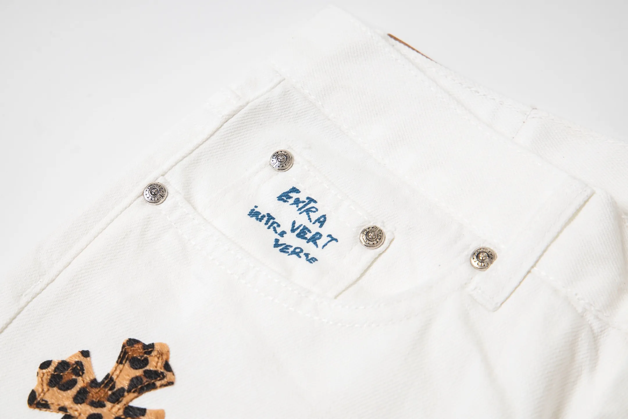 P270 Chrome Hearts｜CH Chrome Hearts 25SS high street jeans with leopard print and vintage graffiti paintings. Chrome Hearts are the most popular pants in color. Made of beaded canvas fabric, heavy washing makes the upper body of the fabric more textured and the pants are tall and straight! The three-dimensional cutting of the whole trousers is a masterpiece! The hardware is customized by zp. The beaded canvas fabric is thick and soft after being washed. It has good breathability. Customized small leather label. Unique design. The details are simple and elegant, and the workmanship is exquisite. The whole trousers are neatly routed and the details are in place! It’s so cool that both men and women can easily control the genderless trend! Style number: 1720# Color: White Size: 28 30 32 34 36